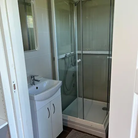 Liten,koselig Studieleilighet I Rolige Omgivelser